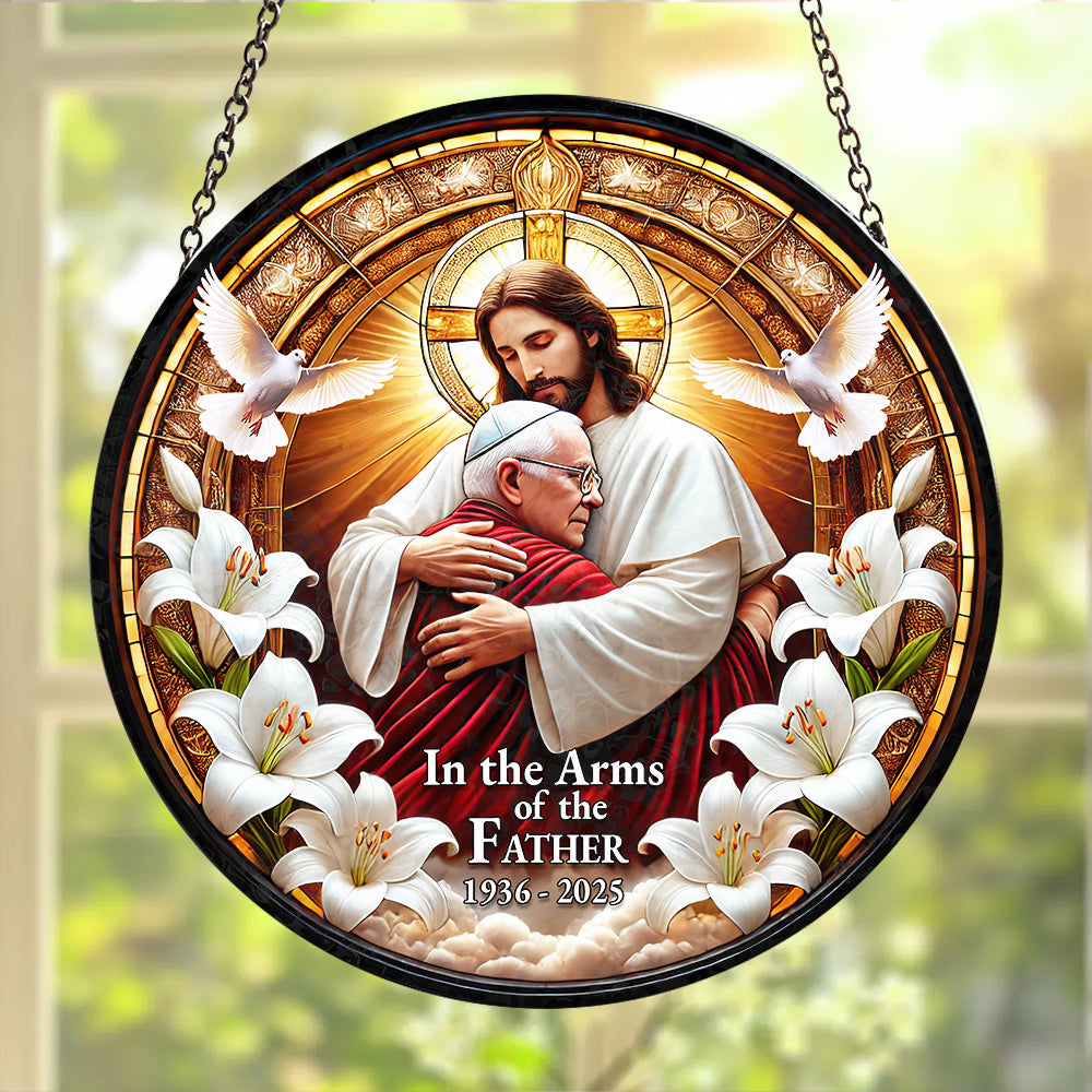In The Arms Of The Father - Pope Francis Stained Glass Ornament 07hudt220425